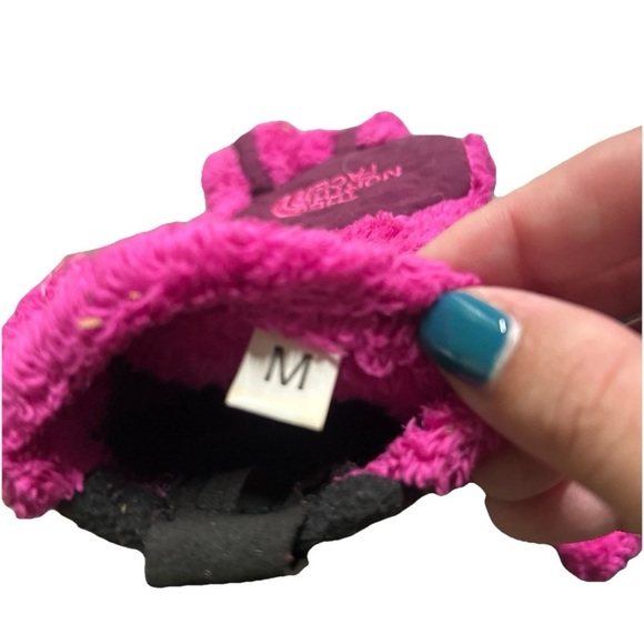 Girls The North Face Pink Faux Fur Gloves Size Medium - Picture 3 of 3